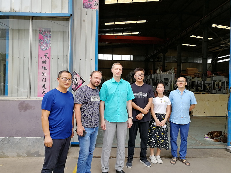 俄罗斯客户到厂验收机器，获得客户一致好评